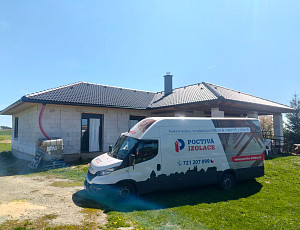 Zateplení stropu rodinného domu pomocí foukané izolace